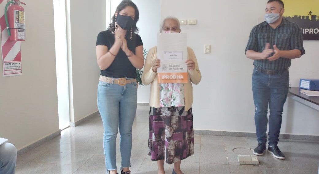 Entregaron títulos de propiedad en comunas del noroeste misionero