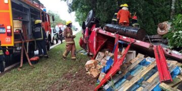 Volcó un camión con mercaderías sobre ruta 12 en cercanías al ingreso a Iguazú