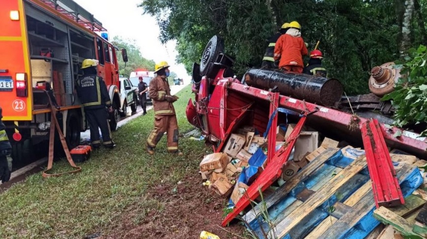 Volcó un camión con mercaderías sobre ruta 12 en cercanías al ingreso a Iguazú