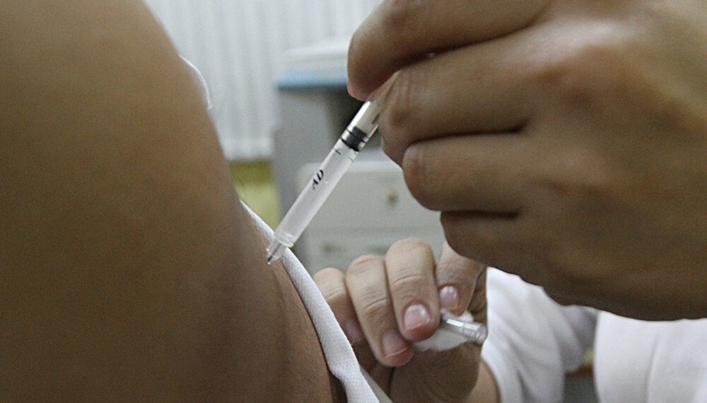Vacunas: ¿por qué no pueden superponerse las dosis de la antigripal y la del COVID?