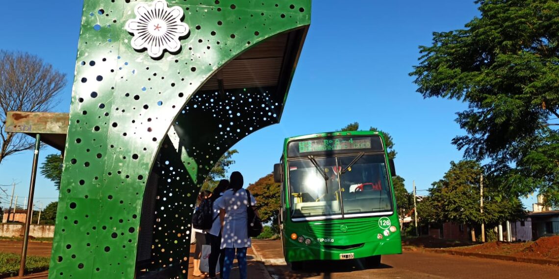 Instalan refugios metálicos iluminados para el transporte urbano