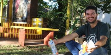 Sustentabilidad: construyen veredas con baldosas hechas de plásticos reciclados