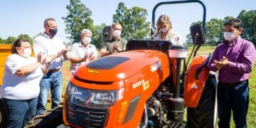 IFAI y Vicegobernación entregaron tractores, equipamientos agrícolas y fertilizantes en Itacaruaré