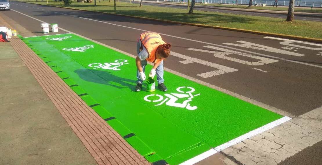 Demarcan lugares reservados para motos y personas con discapacidad