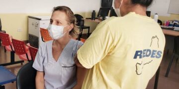 Misiones inició la campaña de vacunación antigripal inmunizando al personal de salud