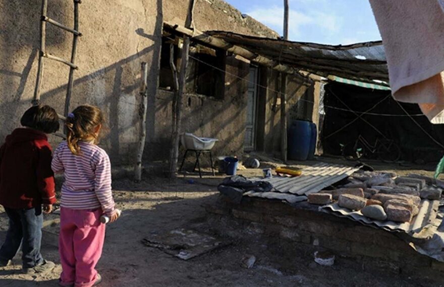 La pobreza alcanzó al 42% de las personas y al 31,6% de los hogares