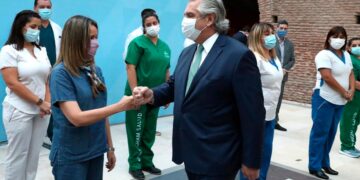 Fernández anunció un bono de $6.500 para el personal de salud durante tres meses