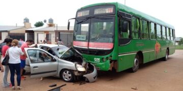 Violento choque entre un colectivo urbano y un auto en Posadas