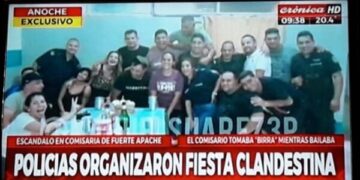 Desafectaron a 18 policías por una fiesta clandestina en una comisaria