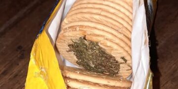 Un joven intentó ingresar marihuana en un paquete de galletitas para su hermano detenido