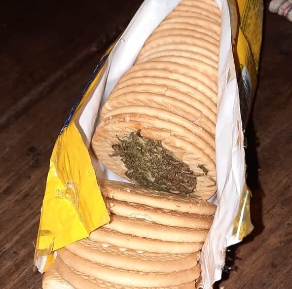 Un joven intentó ingresar marihuana en un paquete de galletitas para su hermano detenido
