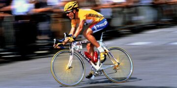 Escándalo en el ciclismo: acusan a Amstrong de contar con un motor oculto en su bicicleta