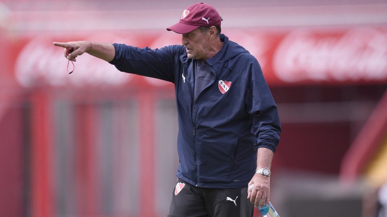 El entrenador de Independiente Julio César Falcioni tiene coronavirus