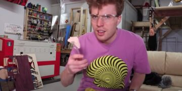 Un youtuber logró cocinar un pollo a bofetadas: cuál es la explicación física