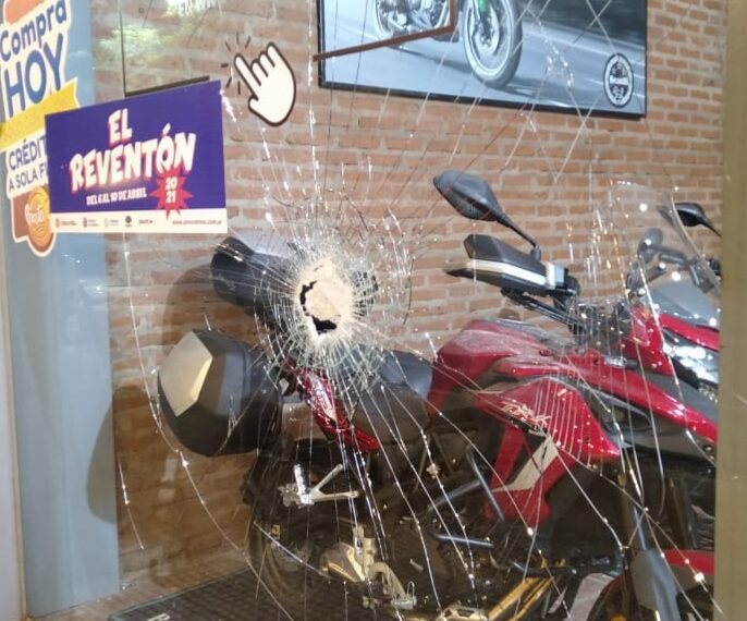 Posadas: detienen a un joven acusado de destrozar vidrieras en la avenida Uruguay