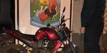 Robaron en la casa de una abuela, intentaron huir en moto y fueron capturados