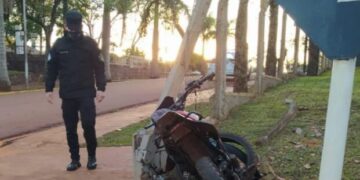 Un motociclista falleció y su acompañante está grave tras despistar en Campo Grande