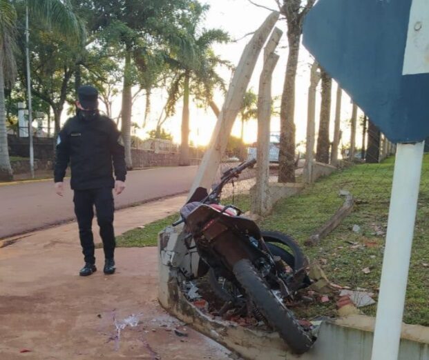 Un motociclista falleció y su acompañante está grave tras despistar en Campo Grande