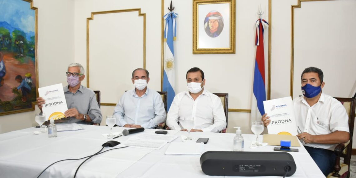Herrera Ahuad firmó convenio con el  IPRODHA para incentivar el desarrollo barrial en el marco del programa “Trabaja Misiones”