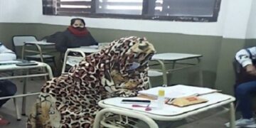 La imagen viral de alumnos que asisten a la escuela con una frazada por el frío