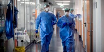 Oficializan el pago de un bono de $6.500 por tres meses para el personal de salud