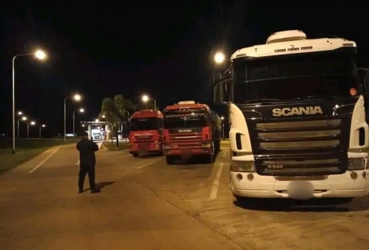 Interceptaron tres camiones con soja ilegal en el barrio El Porvenir