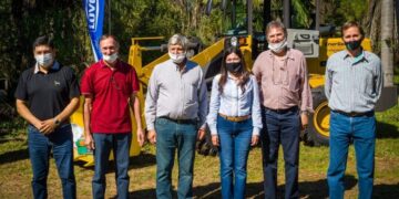 Entregaron tractores e insumos a productores de Gobernador Roca