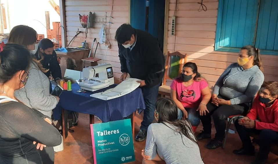 Manos productivas: Capacitan a emprendedores en técnicas de bordados