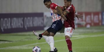La protesta social en Colombia irrumpió en el partido de River y lo suspendió temporalmente
