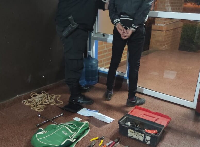 Posadas: atraparon a un joven que robó herramientas de un auto