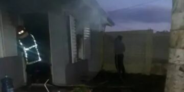Rescataron a una mujer de un incendio de una vivienda