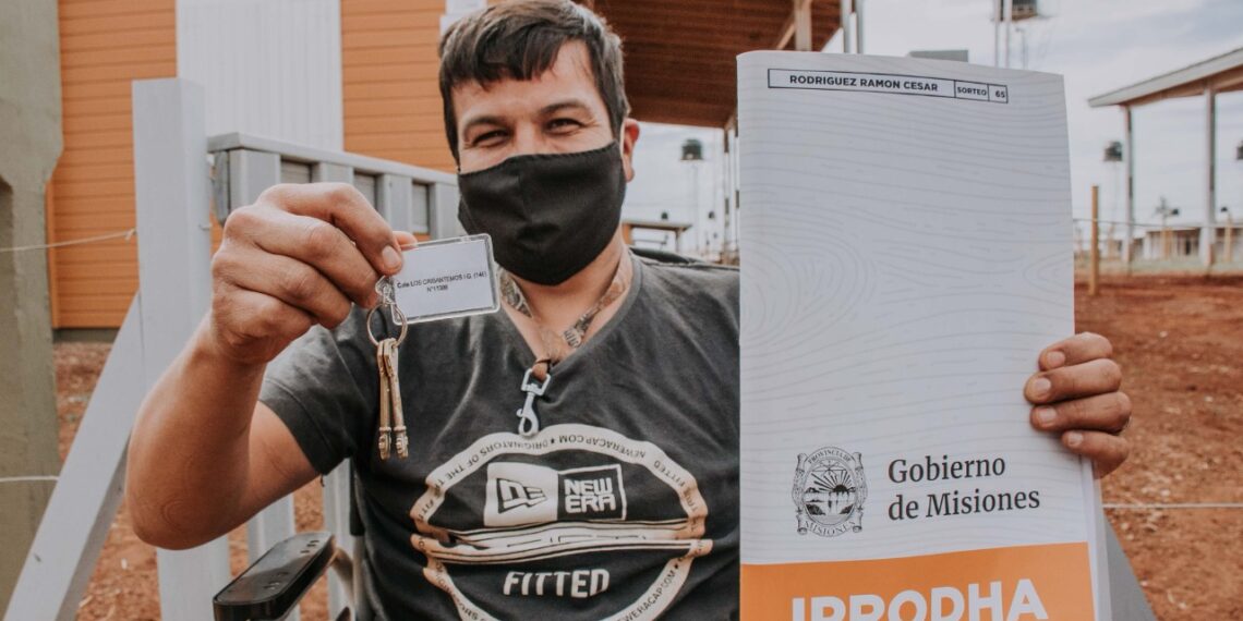 Herrera Ahuad inauguró obras comunitarias y entregó viviendas sustentables en Posadas