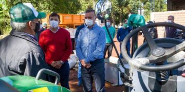 Entregaron tractores e insumos en Aristóbulo del Valle