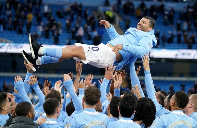 El Kun Agüero se despidió de la Premier League con dos goles y un homenaje del Manchester City