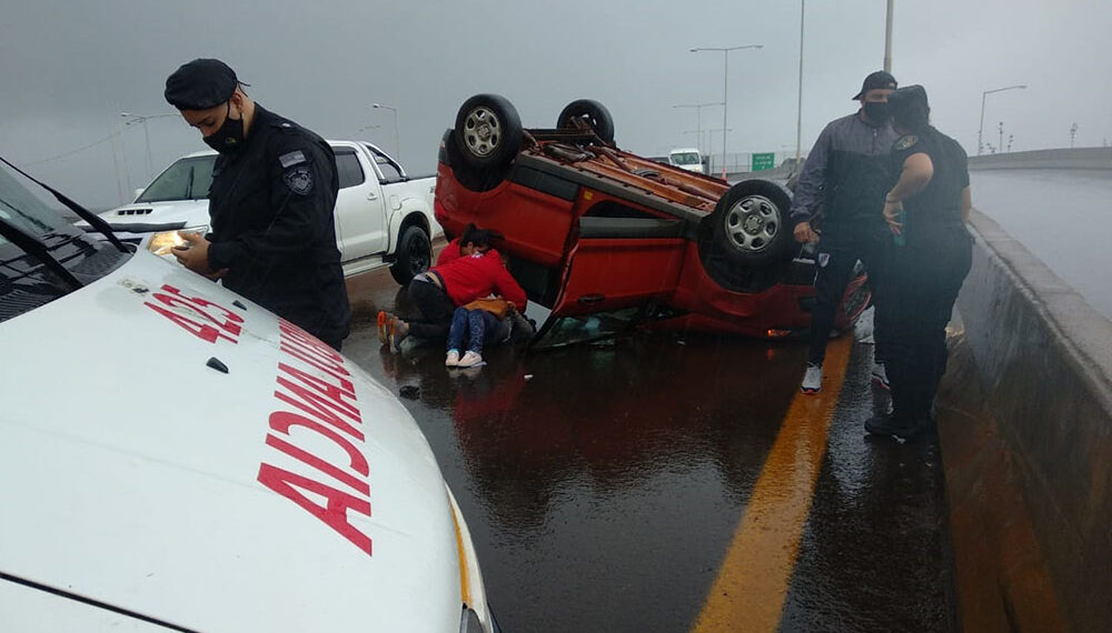 Acceso Sur en Posadas: un auto despistó y volcó