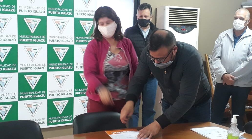 Iprodha: 12 familias de Puerto Iguazú recibieron sus títulos de propiedad