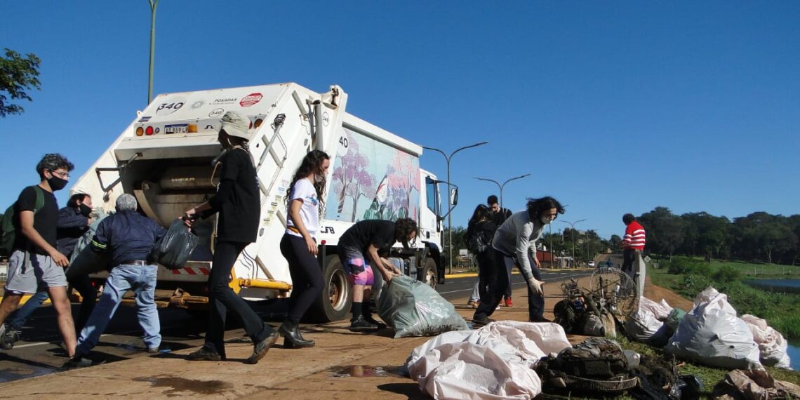 Retiraron 40 bolsas de residuos del arroyo Antonica