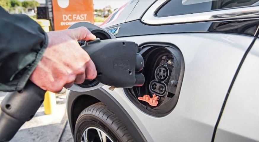 Posadas: comercializan kits para convertir un auto a combustión en uno eléctrico