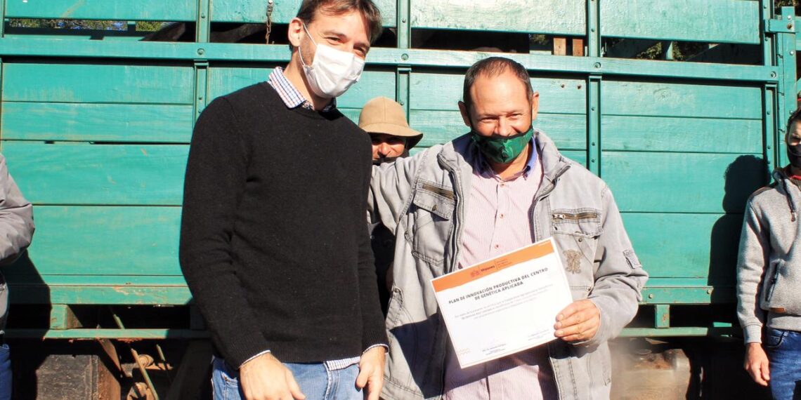 Fortalecen la producción lechera con la entrega de toros adaptados genéticamente