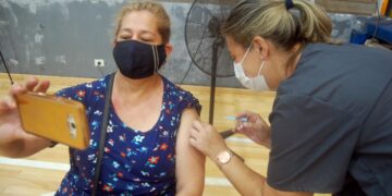 Covid: mayores de 50 años pueden aplicarse la primera dosis sin turno