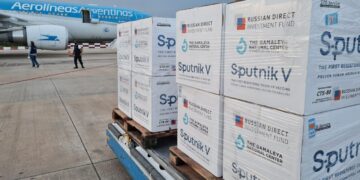 Partió un nuevo vuelo en busca de más vacunas Sputnik V