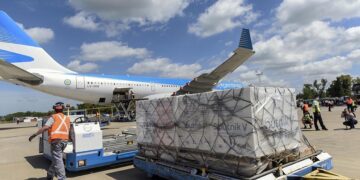 Llega de Moscú el vuelo que trae el reactivo para fabricar la Sputnik y más dosis de esa vacuna