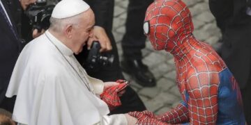 Una inesperada visita al Papa Francisco: ¿qué hacía Spider-man en el Vaticano?