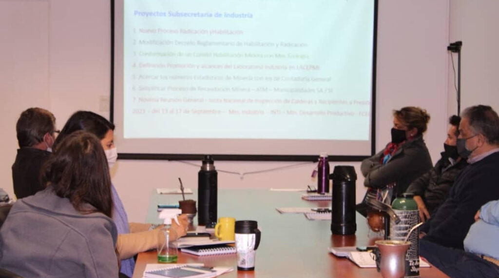 Estudian Prototipo de Cámara de Secado de madera de Industria Misionera