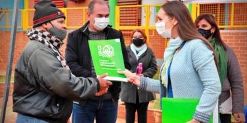 “Regularizando mi Propiedad”: Stelatto entregó permisos de ocupación a familias de la chacra 142