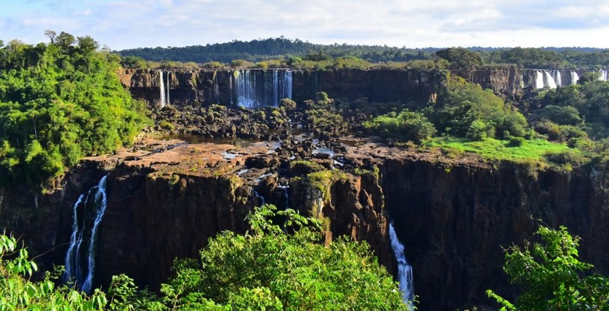 Cataratas con poca agua, un paisaje singular