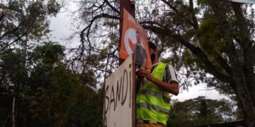 Tras las elecciones, despejan carteles de candidatos en distintos puntos de Posadas