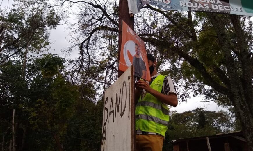 Tras las elecciones, despejan carteles de candidatos en distintos puntos de Posadas