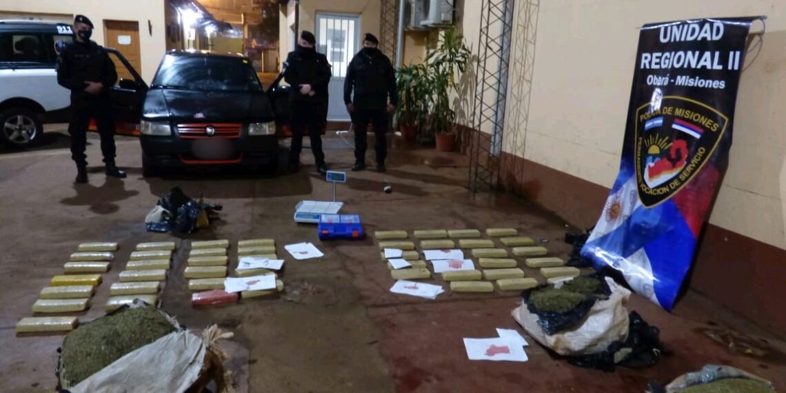 Incautaron un auto repleto de marihuana en Oberá