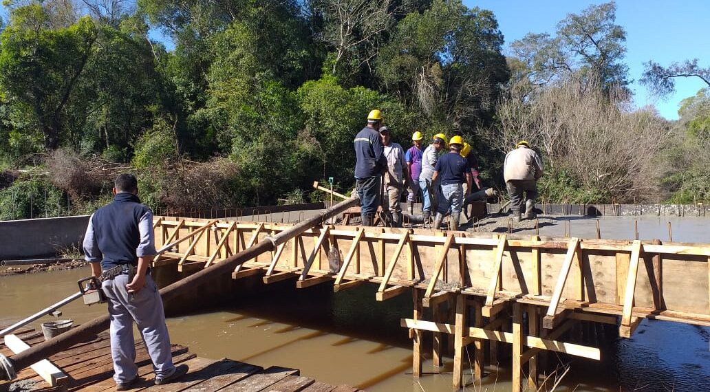 Avanza la construcción de 21 puentes en 16 localidades